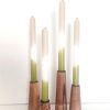 4 chandeliers bougeoirs en bois côniques fond blanc 4 bougies fond blanc Ensemble de 4 bougeoirs en bois – cônes neige gravés - pièce unique