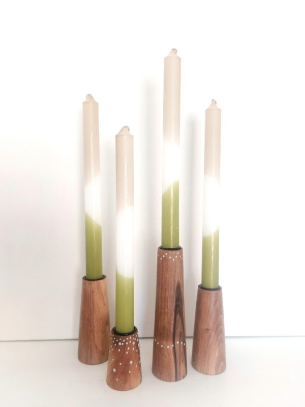 4 chandeliers bougeoirs en bois côniques fond blanc 4 bougies fond blanc Ensemble de 4 bougeoirs en bois – cônes neige gravés - pièce unique