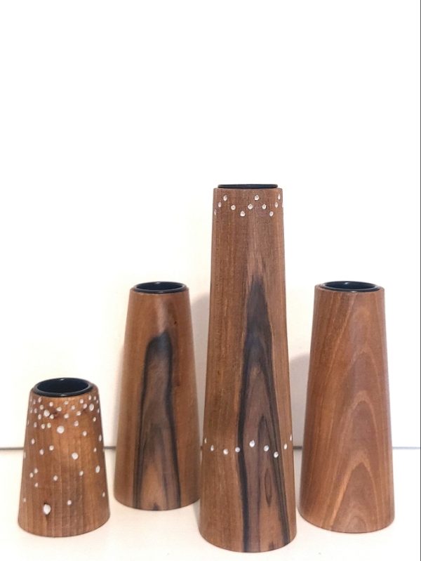 4 chandeliers bougeoirs en bois côniques fond blanc2 Ensemble de 4 bougeoirs en bois – cônes neige gravés - pièce unique