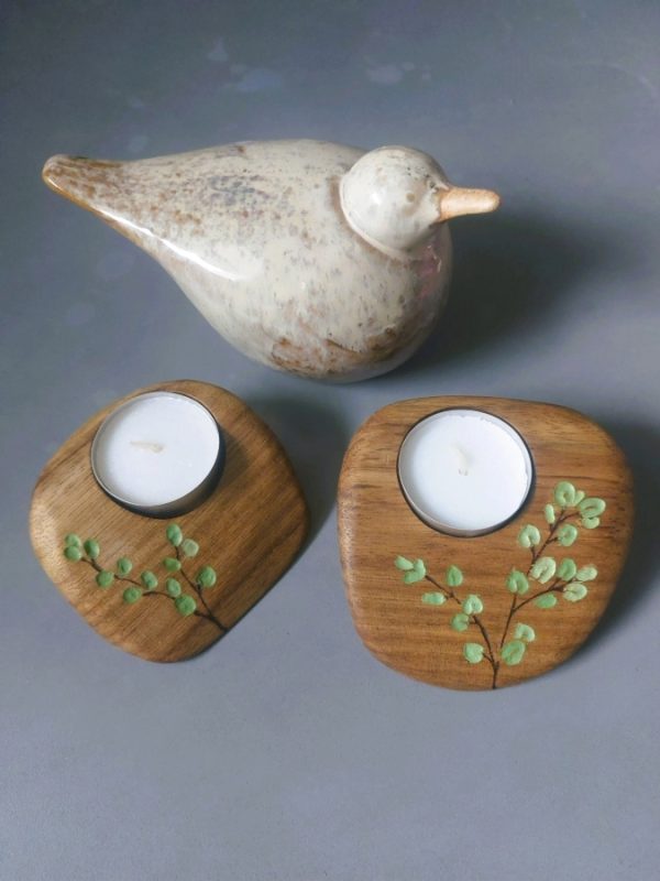 bougeoirs cailloux en bois pyrogravure et motif eucalyptus béton (1) Duo de Bougeoirs galets en bois - motif eucalyptus sculpté à la main - pièce unique