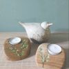 Duo de Bougeoirs galets en bois - motif eucalyptus sculpté à la main - pièce unique