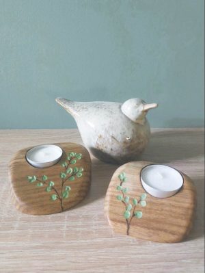 Duo de Bougeoirs galets en bois - motif eucalyptus sculpté à la main - pièce unique