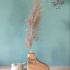 soliflore vague artisanal vase en bois gravé motif rond doré fond bleu Soliflore en bois – pièce unique aux motifs ronds dorés