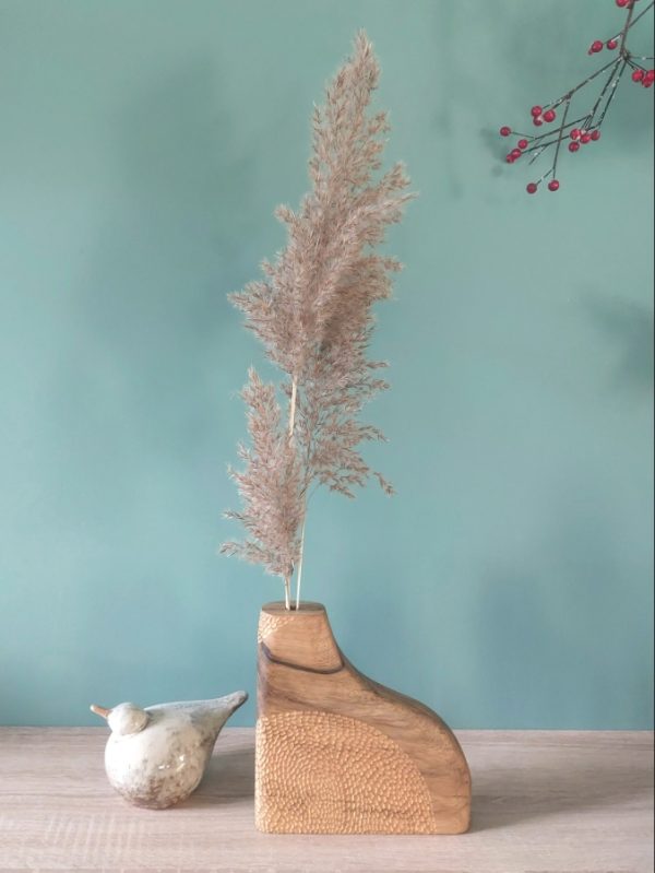 soliflore vague artisanal vase en bois gravé motif rond doré fond bleu Soliflore en bois – pièce unique aux motifs ronds dorés