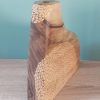soliflore vague artisanal vase en bois gravé motif rond doré fond bleu zoom Soliflore en bois – pièce unique aux motifs ronds dorés