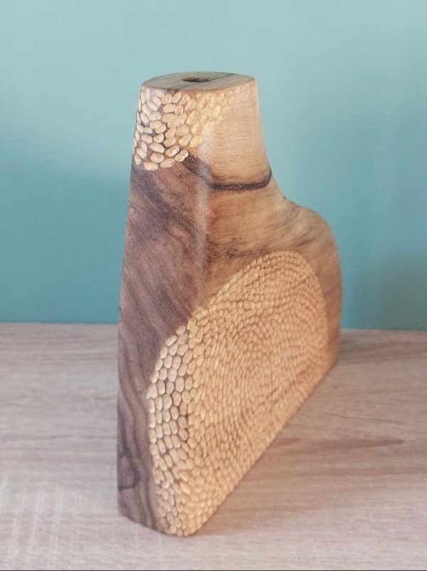 soliflore vague artisanal vase en bois gravé motif rond doré fond bleu zoom Soliflore en bois – pièce unique aux motifs ronds dorés