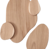 Pièce murale en bois aux arrondis harmonieux, symbole d’un quatuor épanoui.