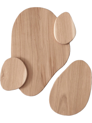 Pièce murale en bois aux arrondis harmonieux, symbole d’un quatuor épanoui.