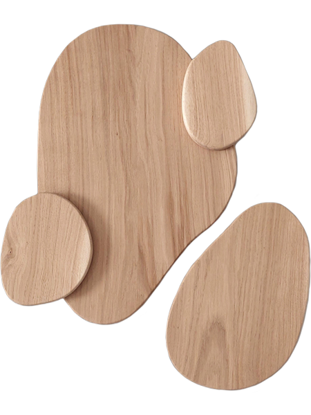 Pièce murale en bois aux arrondis harmonieux, symbole d’un quatuor épanoui.