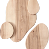 Pièce murale en bois aux arrondis harmonieux, symbole d’un quatuor épanoui.