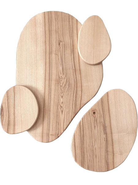 Pièce murale en bois aux arrondis harmonieux, symbole d’un quatuor épanoui.