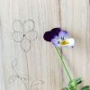 Soliflore en bois de Fraké, motif Pensée violette