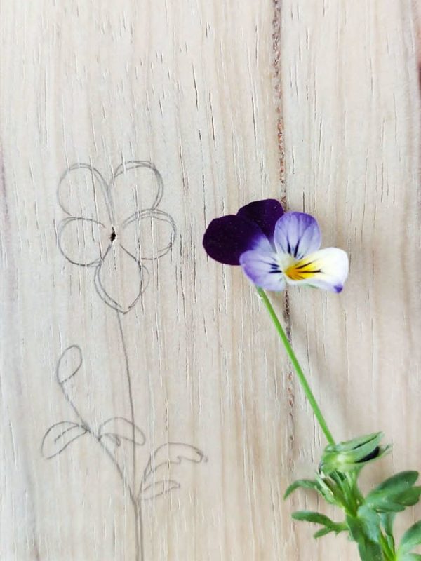 Soliflore en bois de Fraké, motif Pensée violette