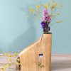 soliflore bois massif, soliflore artisanal, soliflore pensée violette, soliflore motif floral, décoration naturelle bois, vase minimaliste bois, fleur pensée symbolique, artisanat Hautes‑Alpes, pièce unique bois, décoration poétique, soliflore fleurs séchées