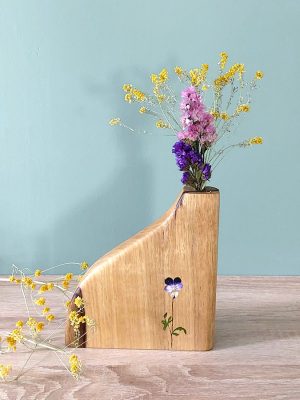 soliflore bois massif, soliflore artisanal, soliflore pensée violette, soliflore motif floral, décoration naturelle bois, vase minimaliste bois, fleur pensée symbolique, artisanat Hautes‑Alpes, pièce unique bois, décoration poétique, soliflore fleurs séchées